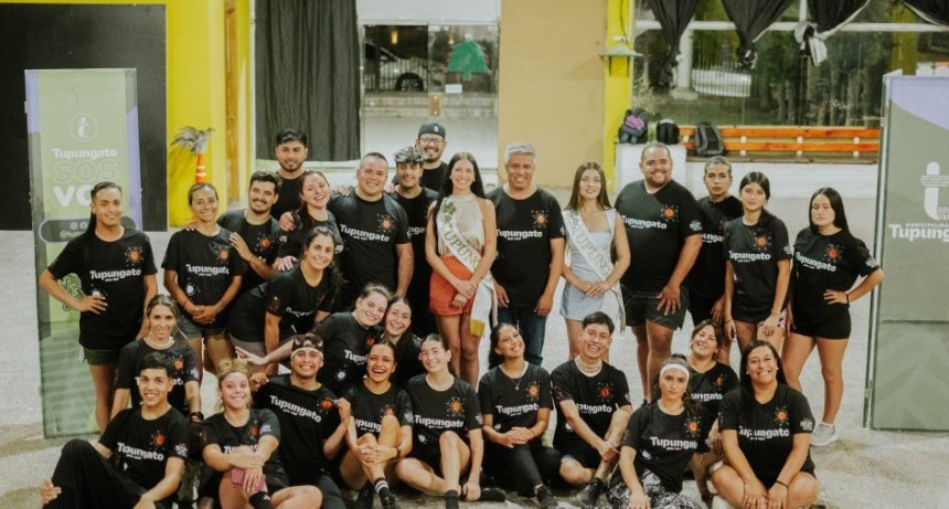 La Vendimia departamental toma forma: el Intendente Gustavo Aguilera recorri&oacute; los ensayos y le obsequi&oacute; a cada artista una remera con la identidad de "Historias de Pueblo y Vecinos"