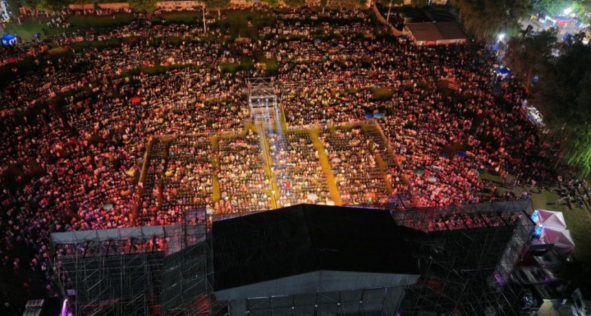 M&aacute;s de 17 mil personas agitaron pa&ntilde;uelos con L&aacute;zaro Caballero y Campedrinos en la primer noche del Festival Nacional de la Tonada