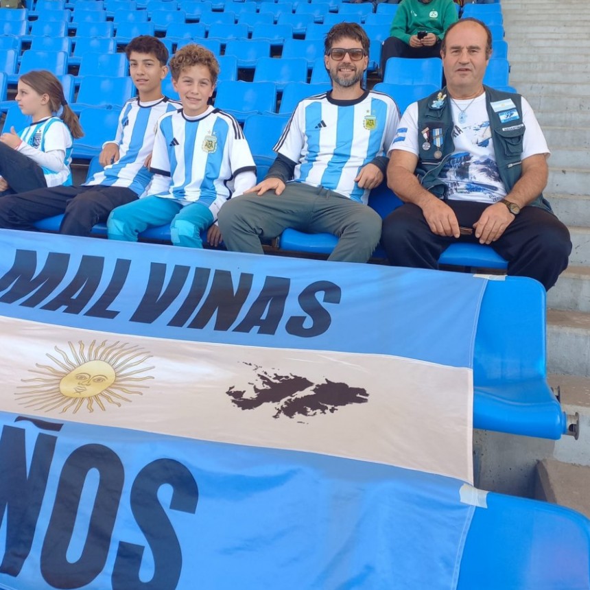 LAS COSAS EN SU LUGAR ESTADIO "MALVINAS ARGENTINAS" MALVINIZADO PINTADO DE ORGULLO. 