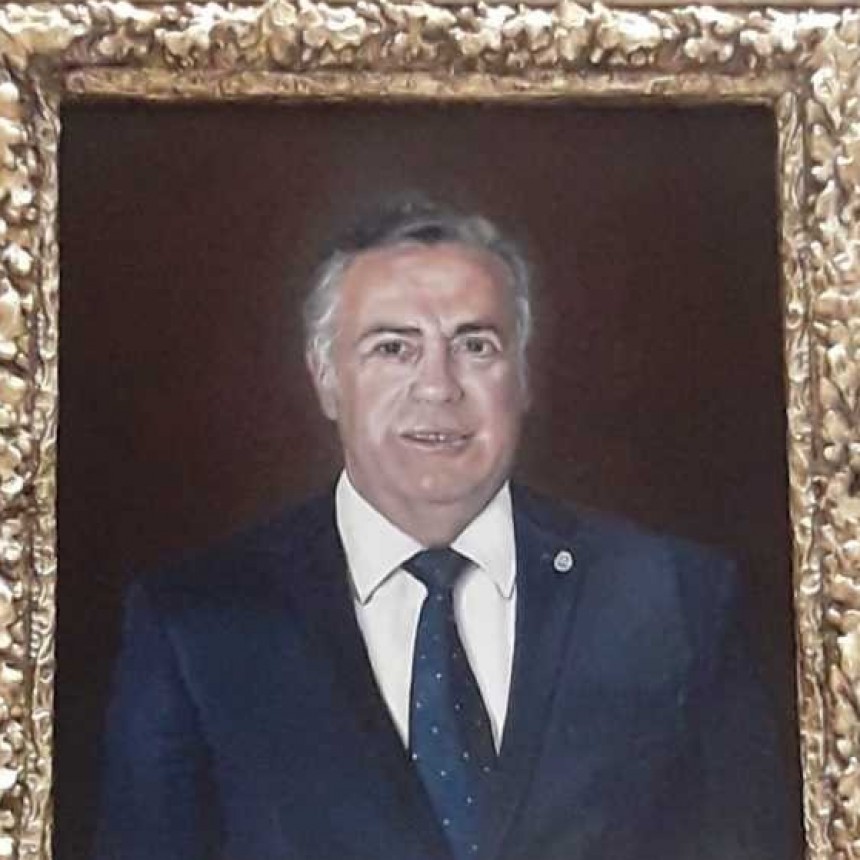CORNEJO GASTA CASI $7.000.000 EN 250 CUADROS CON SU FOTO. NARCISISMO TENDIENDO AL INFINITO CON LA TUYA
