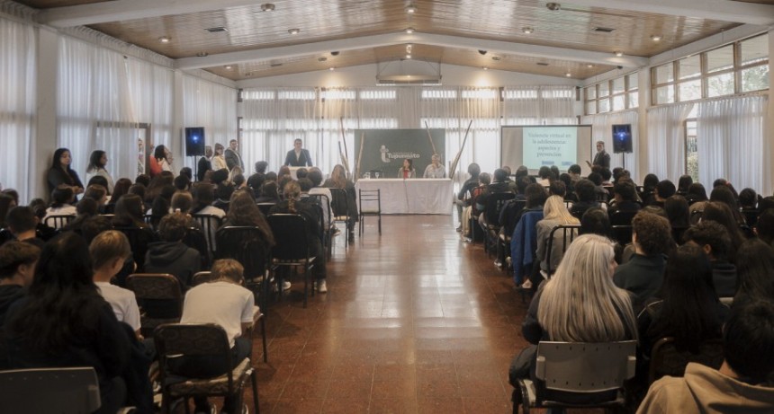 M&aacute;s de 200 estudiantes tupungatinos asistieron al acto de inauguraci&oacute;n de Charlas "Violencia virtual: aspectos y prevenci&oacute;n"