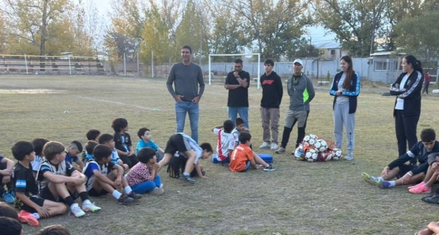 Fuerte respaldo al deporte local: el Intendente Emir Andraos entreg&oacute; materiales a clubes de la Liga de F&uacute;tbol