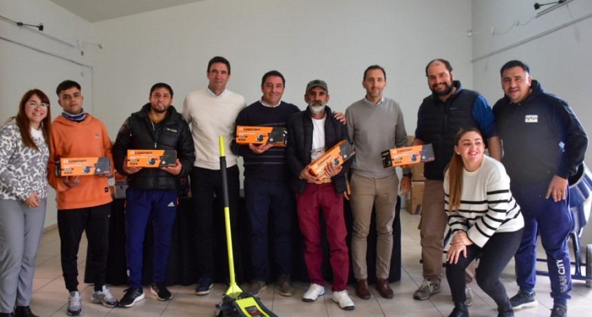 Emir Andraos entreg&oacute; maquinarias a emprendedores tunuyaninos.