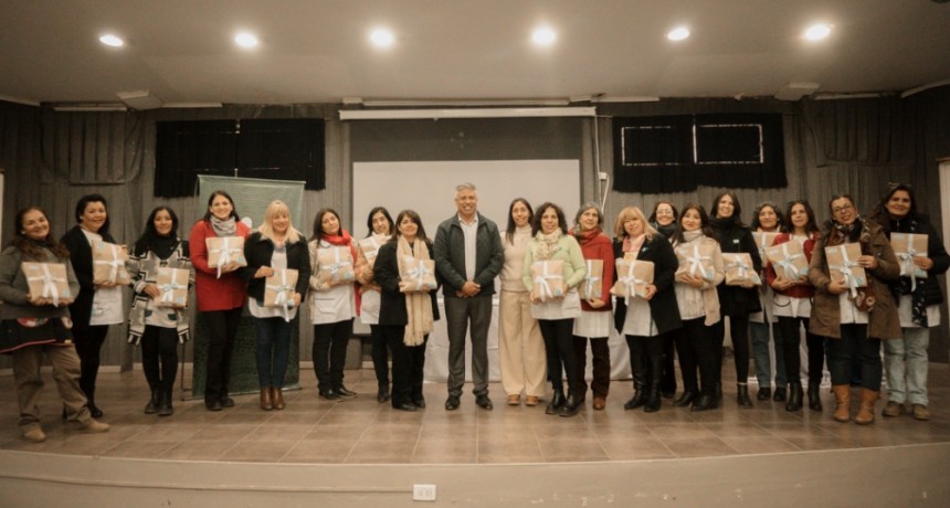 La Muni de Tupungato entreg&oacute; m&aacute;s de 900 bandas y certificados a las escuelas primarias del departamento para la Promesa de Lealtad a la Bandera que realizar&aacute;n los estudiantes de cada instituci&oacute;n