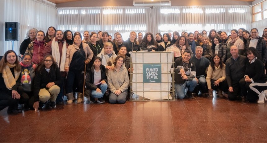 DURANTE EL ENCUENTRO DE VINCULACI&Oacute;N &ldquo;HACIA UN ECOSISTEMA DE CIRCULARIDAD TEXTIL" TUPUNGATO PRESENT&Oacute; SU PUNTO VERDE TEXTIL.