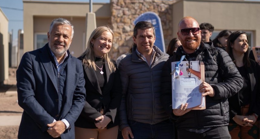CORNEJO Y SUAREZ CON LOS PUBLICANOS SARALE ABALLAY LO HICIERON OTRA VEZ: ENTREGARON VIVIENDAS SOCIALES A PERIODISTAS FUNCIONALES.