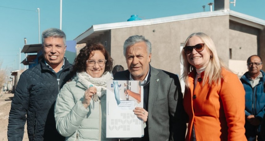 El Intendente de Tupungato junto al Gobernador entregaron 15 casas nuevas de un barrio que llevaba m&aacute;s de una d&eacute;cada paralizado