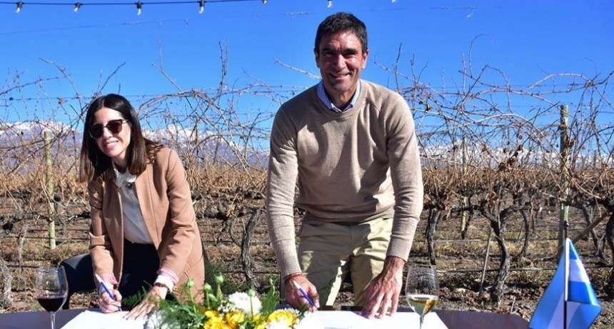 La Municipalidad de Tunuy&aacute;n y Wines Of Argentina  firmaron un importante convenio para promover la sostenibilidad en el sector vitivin&iacute;cola y enotur&iacute;stico.