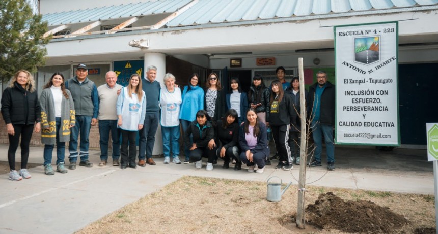 "MES DEL &Aacute;RBOL": EN TUPUNGATO NOS UNIMOS A LAS CAUSA VERDE REGALANDO Y PLANTANDO ESPECIES.