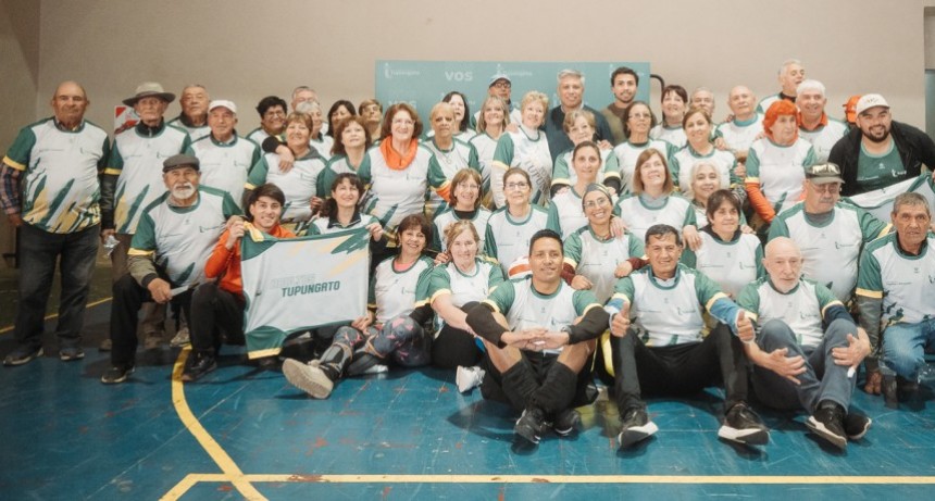 El Intendente Gustavo Aguilera entreg&oacute; camisetas nuevas a los equipos deportivos de Adultos Mayores y Atletismo