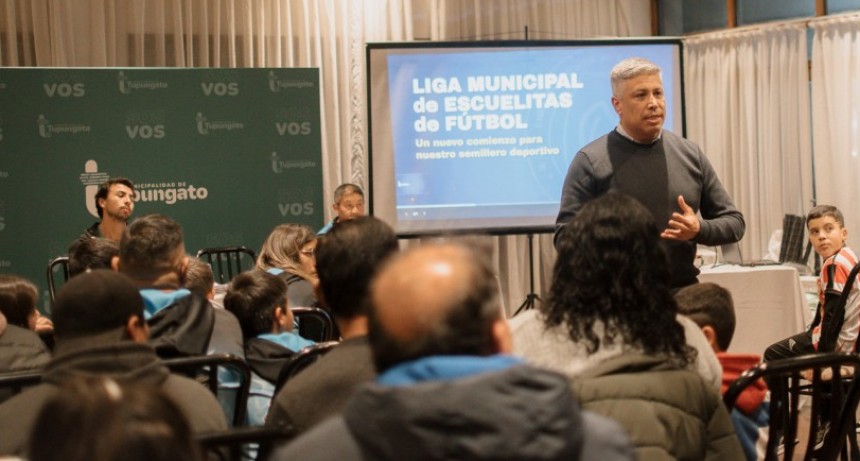 El Intendente Gustavo Aguilera present&oacute; la Liga Municipal de Escuelitas de F&uacute;tbol que reunir&aacute; a m&aacute;s de 500 ni&ntilde;as y ni&ntilde;os que practican este deporte y les entreg&oacute; material deportivo