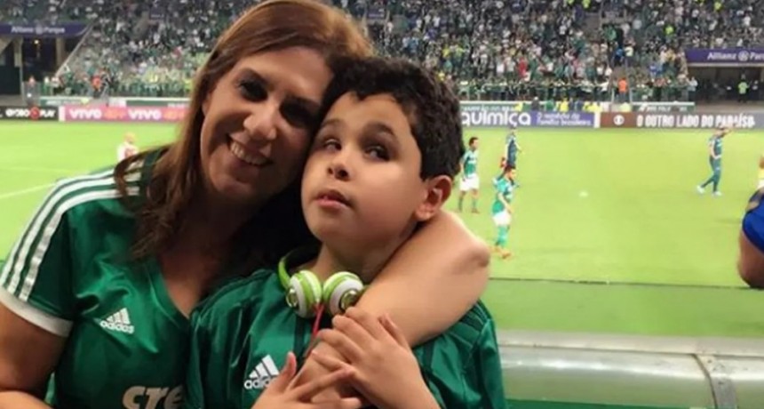Esta mujer brasile&ntilde;a le relata los partidos de f&uacute;tbol a su hijo no vidente.