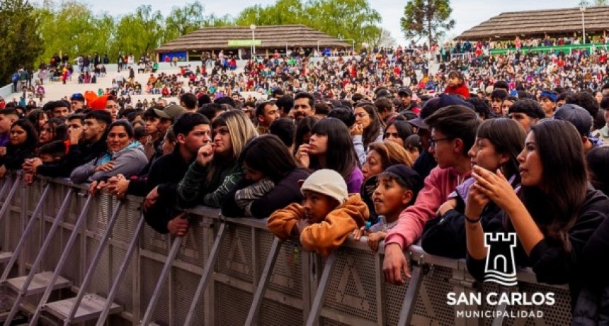 M&aacute;s de 20 mil personas cantaron y bailaron junto al Negro Tecla y  Emanero en San Carlos.