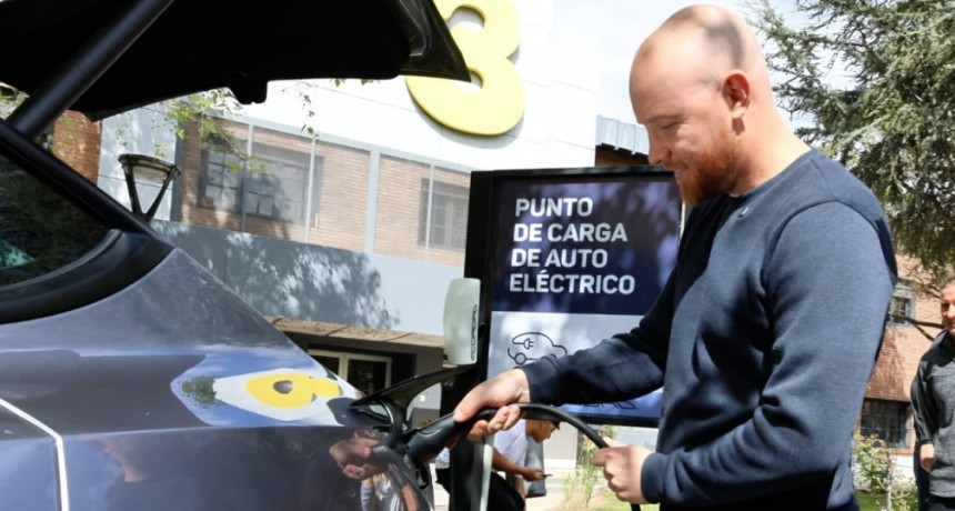 Luj&aacute;n de Cuyo puso en marcha el primer punto de carga para autos el&eacute;ctricos en el Parque C&iacute;vico