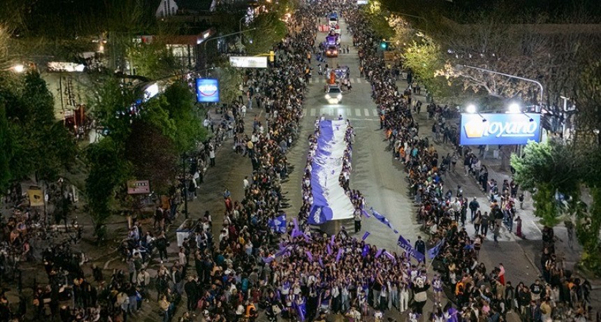 Estudiantes protagonizaron la Far&aacute;ndula sobre la avenida principal