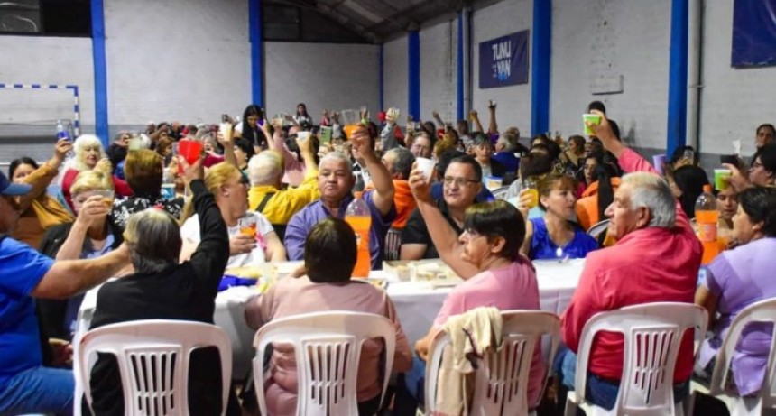 Un viernes entre amigos convoc&oacute; a m&aacute;s de 300 vecinos
