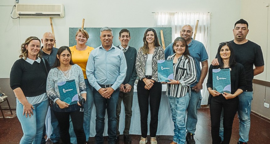 El Intendente Aguilera firm&oacute; las escrituras de traspaso de lotes a nombre de 14 familias de TISA