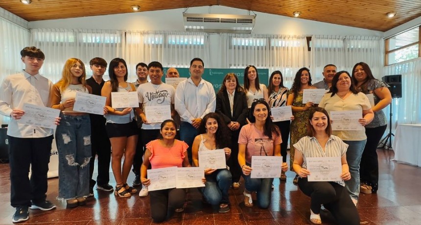 30 tupungatinos recibieron sus certificados de finalizaci&oacute;n de Cursos de Ingl&eacute;s y Portugu&eacute;s
