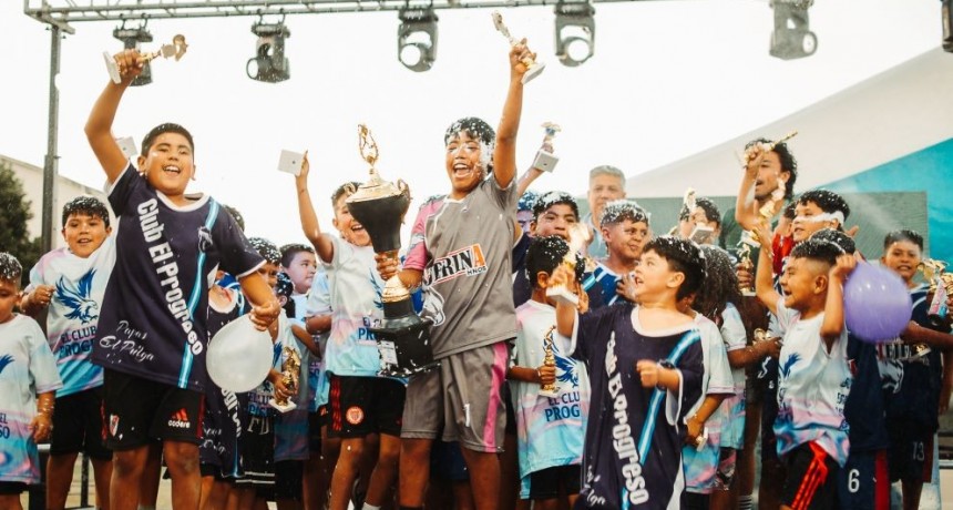 Fiesta del f&uacute;tbol y festejo multicolor en el Cierre Anual de la Liga Municipal de Escuelitas